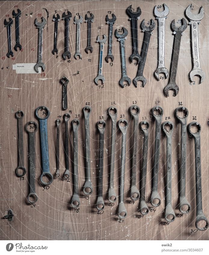 Timur und sein Trupp Arbeitsplatz Werkzeug Sammlung Werkstatt Schraubenschlüssel Verschiedenheit Metall Ziffern & Zahlen hängen alt Zusammensein glänzend viele