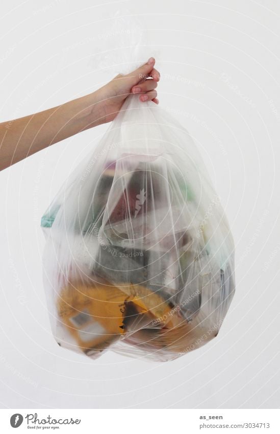 Wegwerfgesellschaft Arme Hand Finger Umwelt Klima Klimawandel Verpackung Kunststoffverpackung Sack Erdöl Müllbehälter festhalten authentisch gelb grau ignorant