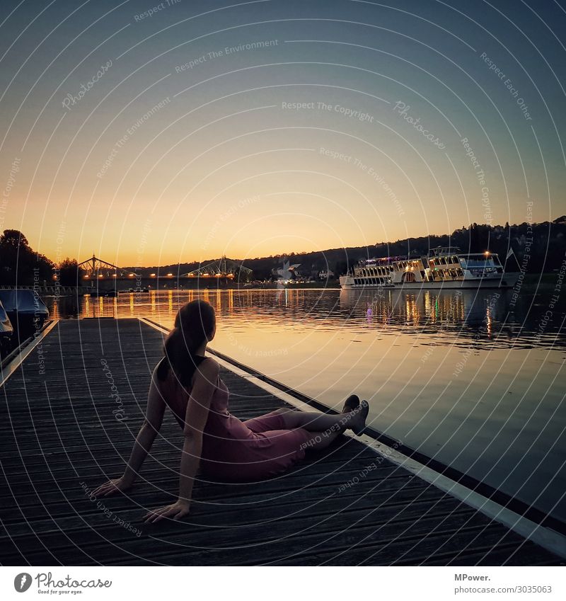 ausklang an der elbe Mensch 1 Blick Sonnenuntergang Abenddämmerung Elbe Dampfschiff Blaues Wunder Fluss Wasser Frau Aussicht Romantik Einsamkeit genießen