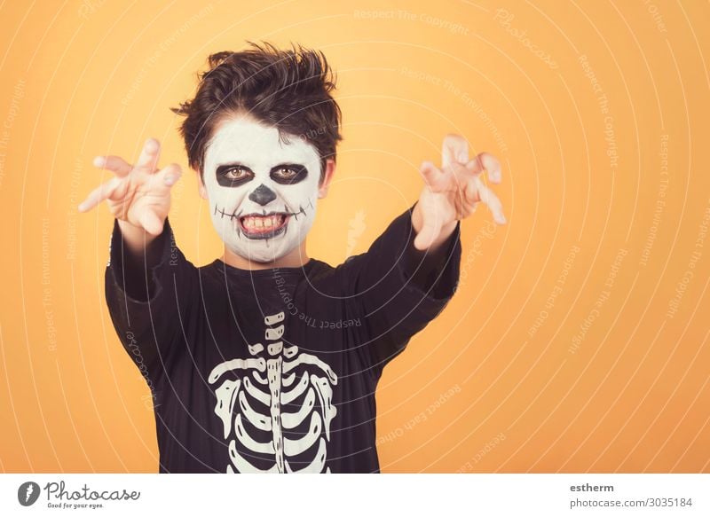 Fröhliches Halloween. Lustiges Kind in einem Skelettkostüm von Halloween. Freude Behandlung Feste & Feiern Karneval Mensch maskulin Kleinkind Kindheit 1