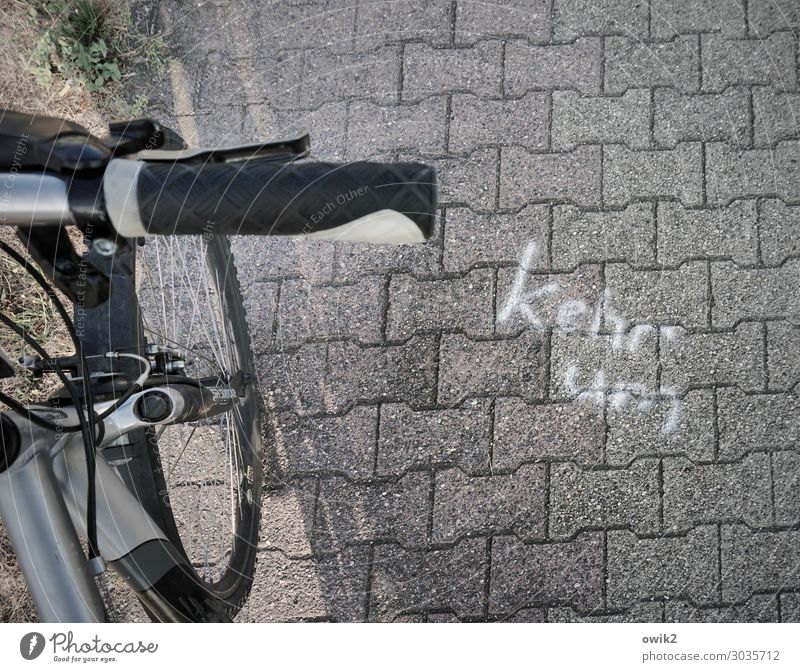 Straßenpredigt Verkehr Verkehrswege Fahrradfahren Fahrradweg Fahrradlenker Rad Pflastersteine Stein Beton Metall Kunststoff Zeichen Schriftzeichen unten