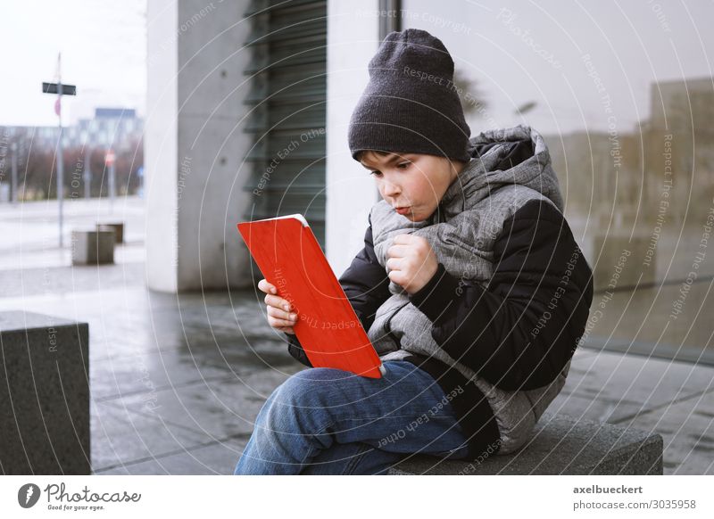 Junge mit Tablet Computer Lifestyle Freude Freizeit & Hobby Spielen Computerspiel Winter Entertainment Notebook Technik & Technologie Unterhaltungselektronik