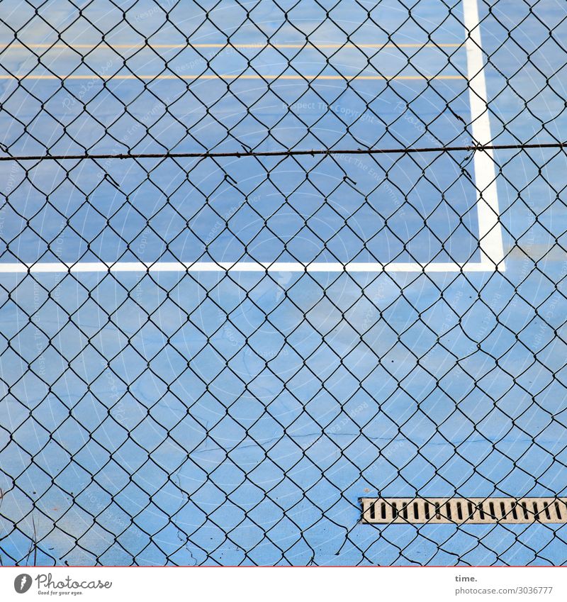 Geschichten vom Zaun (XXI) Sportplatz Spielfeld Spielfeldbegrenzung Sportstätten Gully Netz Maschendraht Maschendrahtzaun Linie Streifen Netzwerk blau