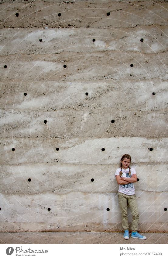 Mauerblümchen feminin Mädchen 1 Mensch 8-13 Jahre Kind Kindheit Bauwerk Gebäude Wand Fassade Zopf Coolness Gelassenheit geduldig Langeweile Einsamkeit Chucks