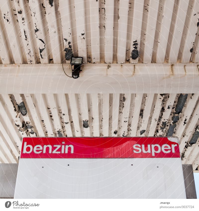 Na super Tankstelle Dach Schilder & Markierungen Benzin Superbenzin Schriftzeichen alt rot weiß Umweltverschmutzung tanken Erdöl Mineralöl Sprit Farbfoto