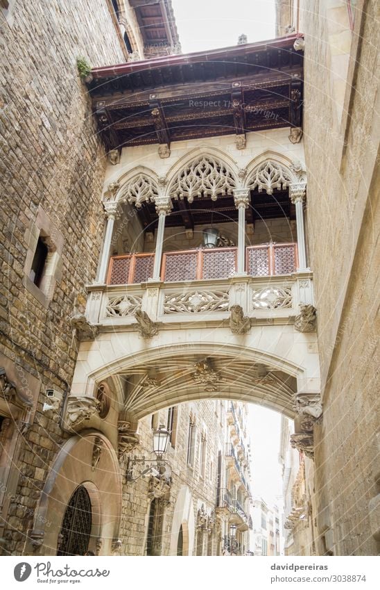 Gotische Brücke in der Carrer del Bisbe Straße, in Barcelona, Spanien Ferien & Urlaub & Reisen Tourismus Platz Gebäude Architektur Fassade Balkon Denkmal Stein