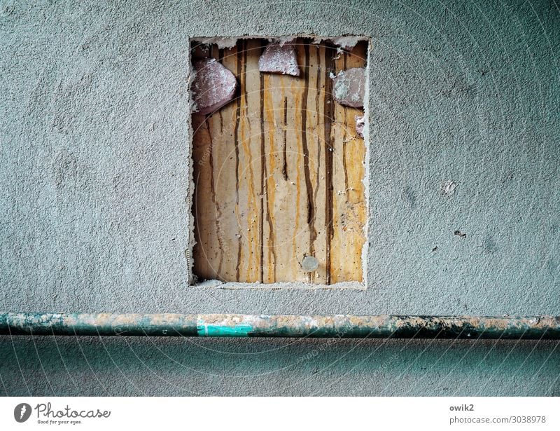 Sollfenster Haus Mauer Wand Fassade Baugerüst Strebe Baustelle Wärmeisolierung Styropor Metall Kunststoff eckig einfach Stadt Lücke Rechteck Bildausschnitt