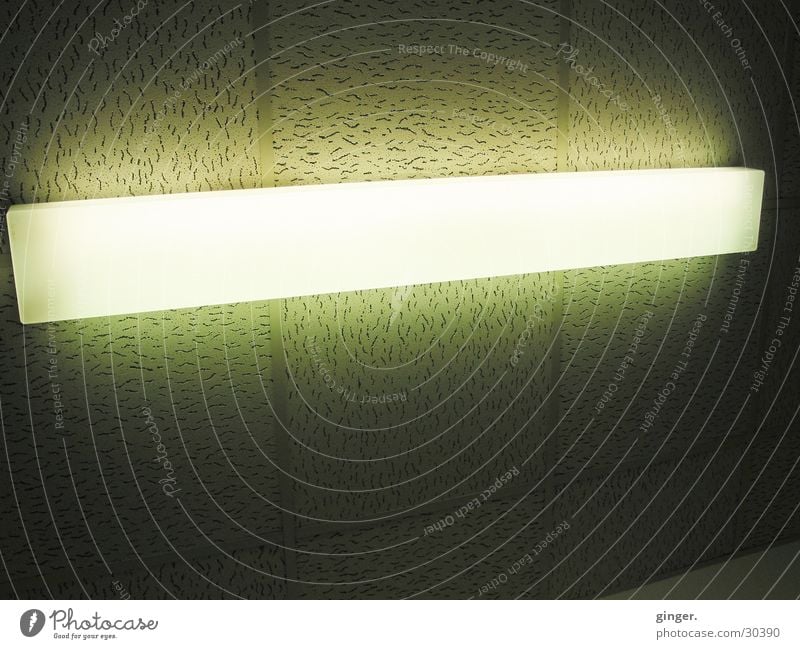 Neon Lampe dunkel hell Neonlicht Beleuchtung Deckenbeleuchtung Zimmerdecke grün-gelb Aura erleuchten Deckenplatten hässlich Muster lang Menschenleer weiß