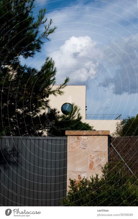 Wir bleiben unter uns ... Spanien Balearen Mallorca Ferienhaus Villa Sicherheit geschlossen Tor Fenster rund Bauhaus Architektur Flachdach Naturstein