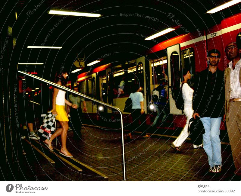 Menschen unterwegs Verkehr Bewegung dunkel Mobilität einsteigen Farbfoto U-Bahn