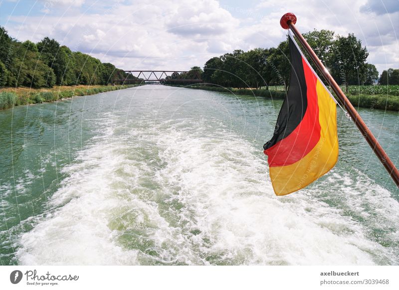 Bootsfahrt auf Mittellandkanal mit deutscher Flagge Lifestyle Freizeit & Hobby Ferien & Urlaub & Reisen Tourismus Ausflug Sommer Wellen Fluss Verkehr