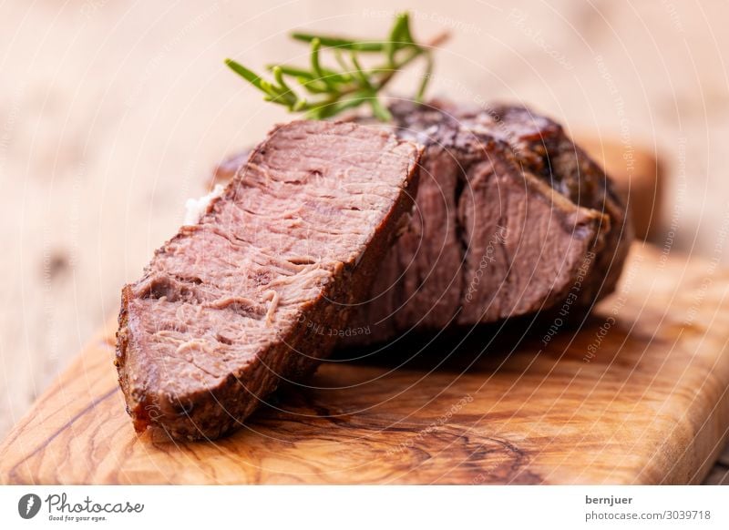gegrilltes saftiges Steak Fleisch Kräuter & Gewürze Abendessen Medien Grill grau grün rot schwarz Rindfleisch Rosmarin Olivenholz Schneidebrett Barbecue