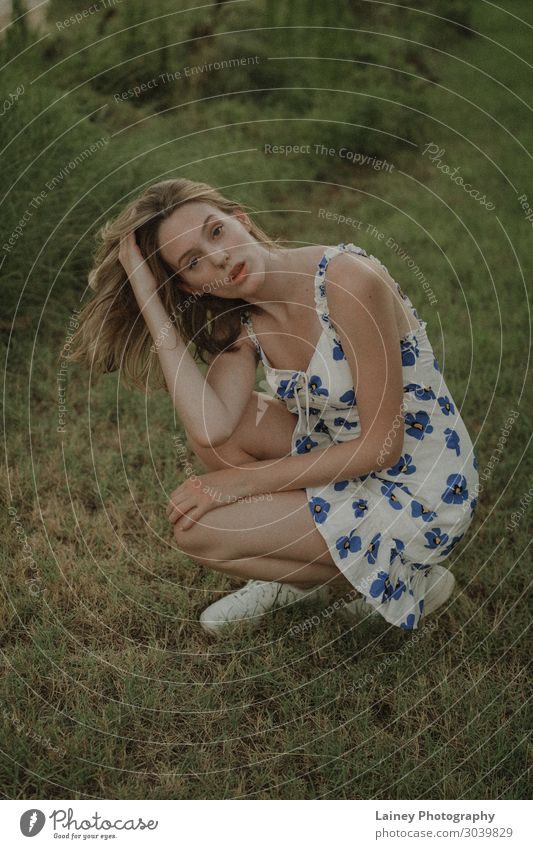 Modell im Kleid feminin Junge Frau Jugendliche Körper 1 Mensch 18-30 Jahre Erwachsene Umwelt Gras Bekleidung Schuhe Turnschuh berühren Mädchen braune Haare