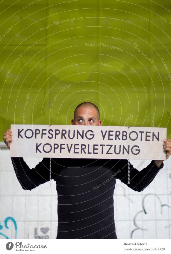 Kopfsprung birgt Gefahr Gesundheit Schwimmen & Baden Ferien & Urlaub & Reisen Sport Schwimmhalle Schwimmbad Mann Erwachsene Schilder & Markierungen springen