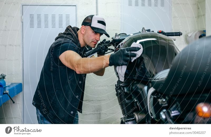 Mechanische Reinigung eines Motorrads Lifestyle Stil Arbeit & Erwerbstätigkeit Mensch Mann Erwachsene Fahrzeug Stoff authentisch hell retro schwarz