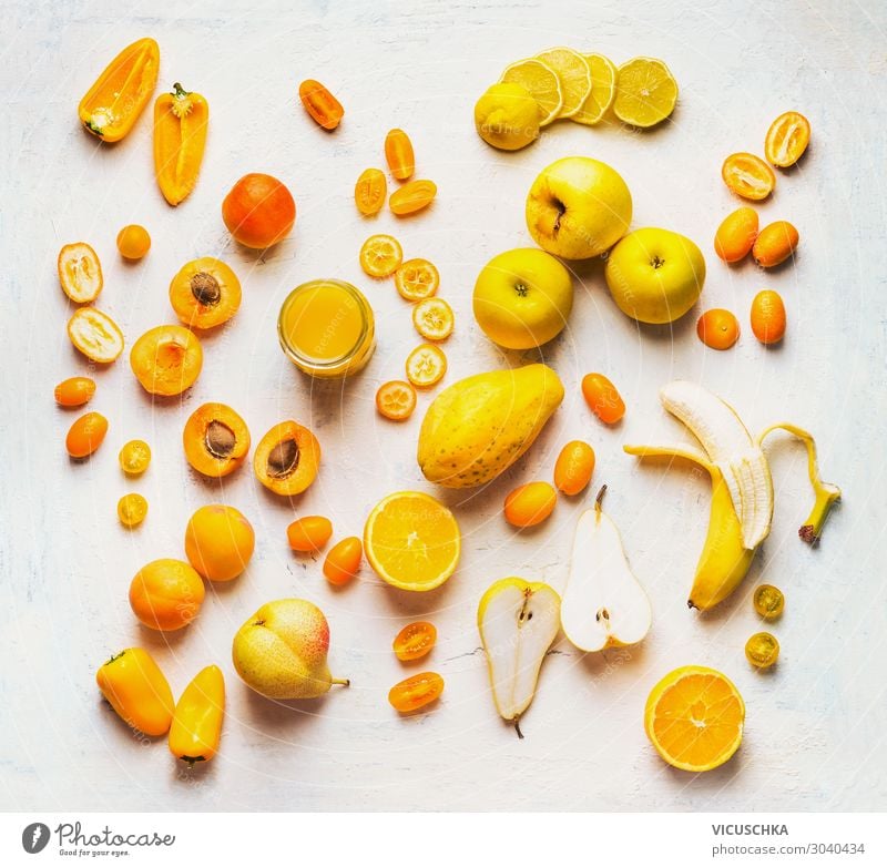 Gelbse und orangefarbenes Obst und Gemüse Lebensmittel Frucht Ernährung kaufen Stil Design Gesunde Ernährung trendy gelb Hintergrundbild flat lay Vitamin Farbe