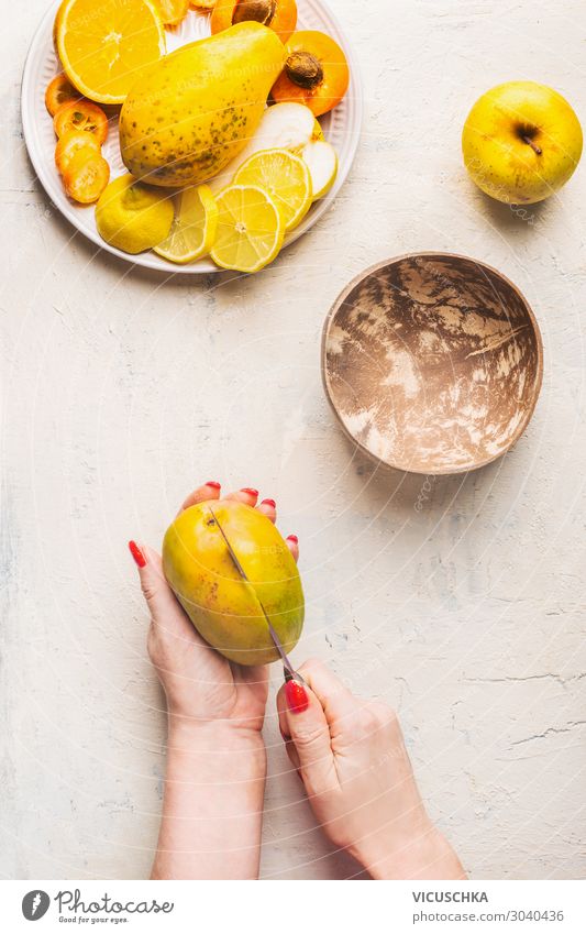 Mango-Zubereitung Schritt 1. Frauenhänden schneiden Mango Lebensmittel Frucht Ernährung Bioprodukte Vegetarische Ernährung Diät Geschirr Messer Design