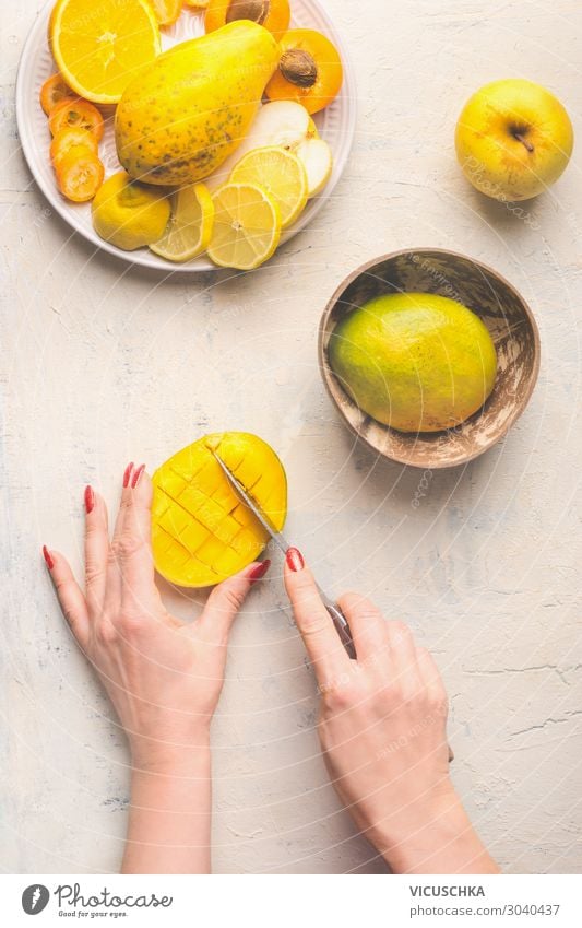 Mango Zubereitung. Hände schneiden Mango Hälfte in Gittermuster Lebensmittel Frucht Geschirr Messer Stil Design Gesunde Ernährung Hand Essen zubereiten