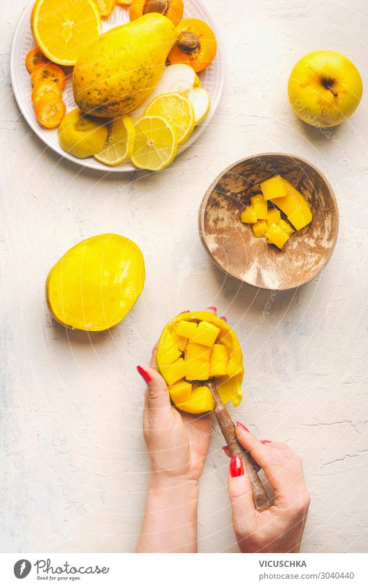 Hände nehmen Mango Würfel aus der Schale mit einem Löffel Lebensmittel Frucht Ernährung Bioprodukte Vegetarische Ernährung Diät Geschirr Design