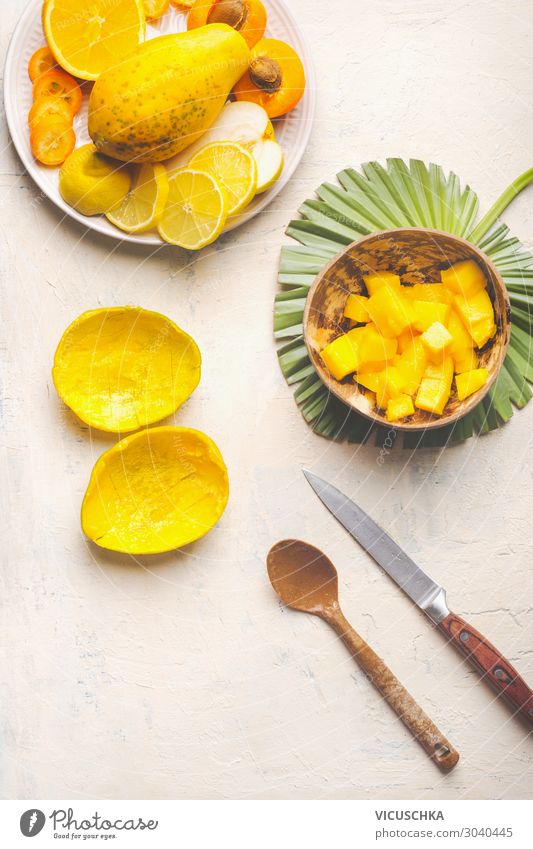 Leere Mangoschale und Kokosnuss-Schale mit Mangowürfeln Lebensmittel Frucht Ernährung Frühstück Bioprodukte Vegetarische Ernährung Diät Geschirr
