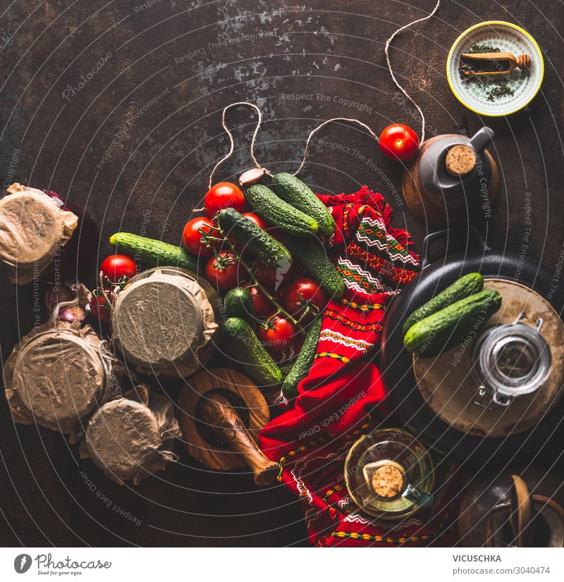 Zubereitung von eingelegten Tomaten und Gurken Lebensmittel Gemüse Ernährung Bioprodukte Vegetarische Ernährung Diät Geschirr Glas Design Gesunde Ernährung