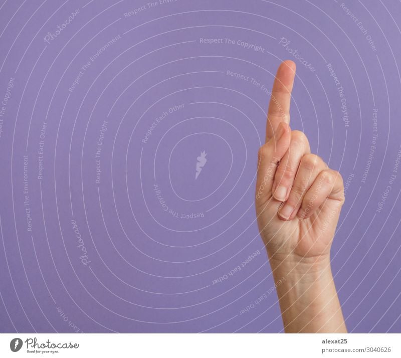 Hand mit erhabenem Zeigefinger auf lila mit Kopierfläche Mensch Frau Erwachsene Finger Coolness mehrfarbig violett 1 Hintergrund Mitteilung Entwurf Textfreiraum