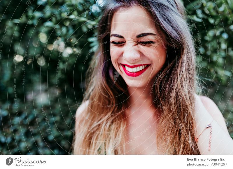 Porträt einer schönen blonden Frau, die bei Sonnenuntergang lächelt. Rote Lippen Lifestyle Freude Glück Haut Gesicht Schminke Wellness Freizeit & Hobby Sommer