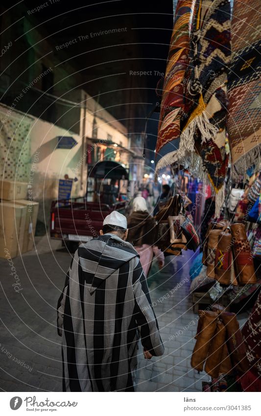 Nachtleben in Marrakesch Leben Mensch maskulin feminin Marokko Stadt Haus Mauer Wand Verkehr Verkehrsmittel Autofahren Fußgänger Wege & Pfade Bewegung kaufen