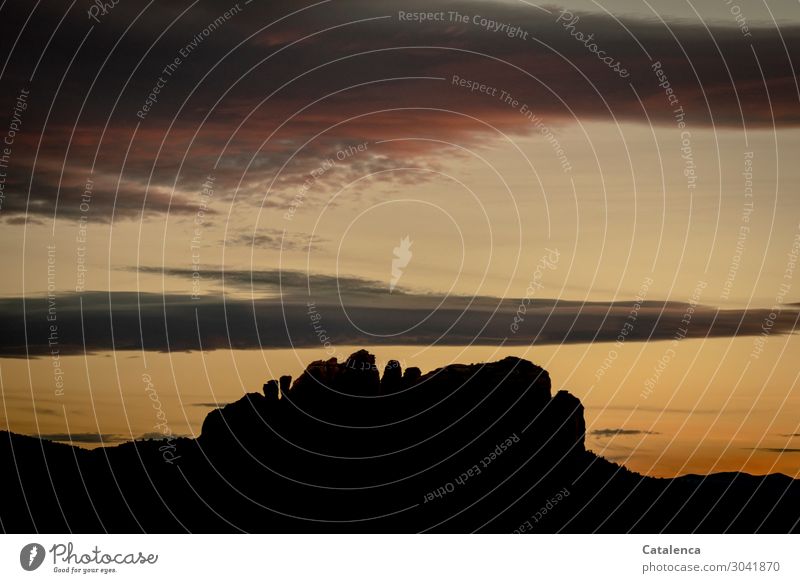 Silhouette einer Felsformation hebt sich ab vom Abendhimmel Berge u. Gebirge wandern Natur Landschaft Himmel Wolken Horizont Sonnenaufgang Sonnenuntergang Hügel