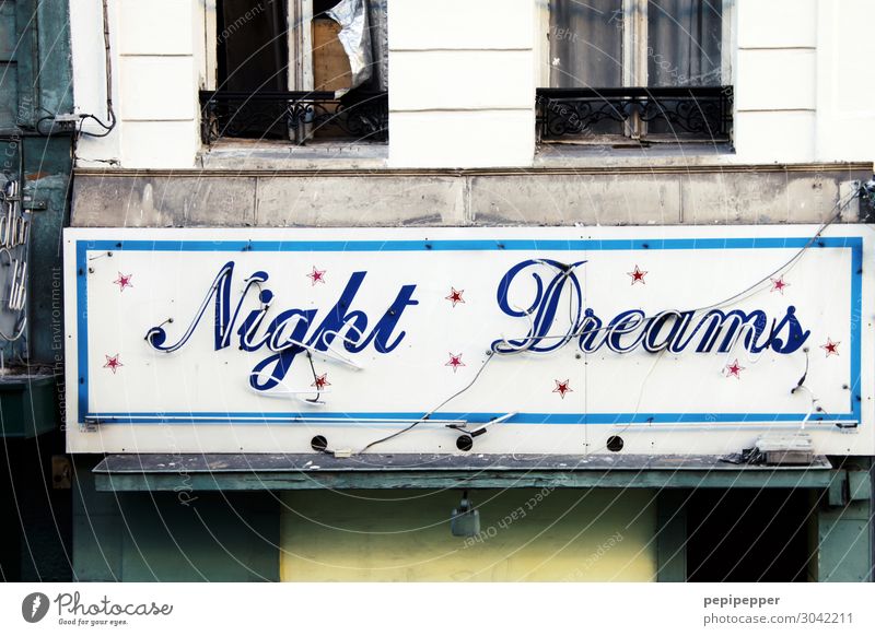 Night Dreams Nachtleben Party Veranstaltung Musik Club Disco ausgehen Feste & Feiern Flirten clubbing Tanzen Feierabend Haus Mauer Wand Fassade Fenster Zeichen