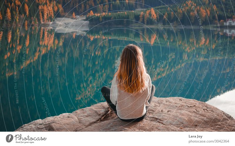 Girl sitting on rock by a mountain lake Design Ferien & Urlaub & Reisen Tourismus Ausflug Abenteuer Freiheit Expedition Berge u. Gebirge wandern Mensch Mädchen