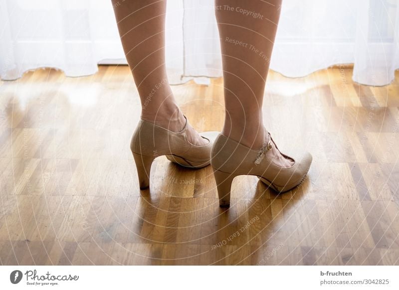 abwarten schön feminin Frau Erwachsene Beine Fuß stehen Liebe Lust Schuhe Damenschuhe Vorhang Bodenbelag Erwartung Farbfoto Innenaufnahme Schatten Gegenlicht
