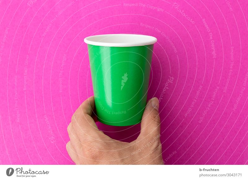 Hand mit leeren Becher Getränk trinken Tasse Finger Verpackung Zeichen wählen gebrauchen berühren Bewegung festhalten grün rosa trinkbecher Recycling einzeln