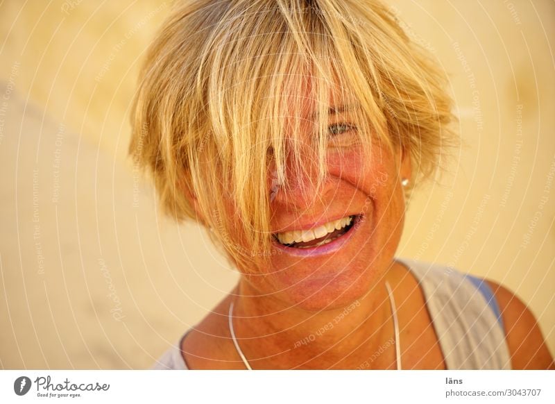 fröhliche Frau Mensch feminin Leben Kopf 1 45-60 Jahre Erwachsene Mauer Wand blond kurzhaarig beobachten Lächeln lachen Gefühle Freude Glück Fröhlichkeit