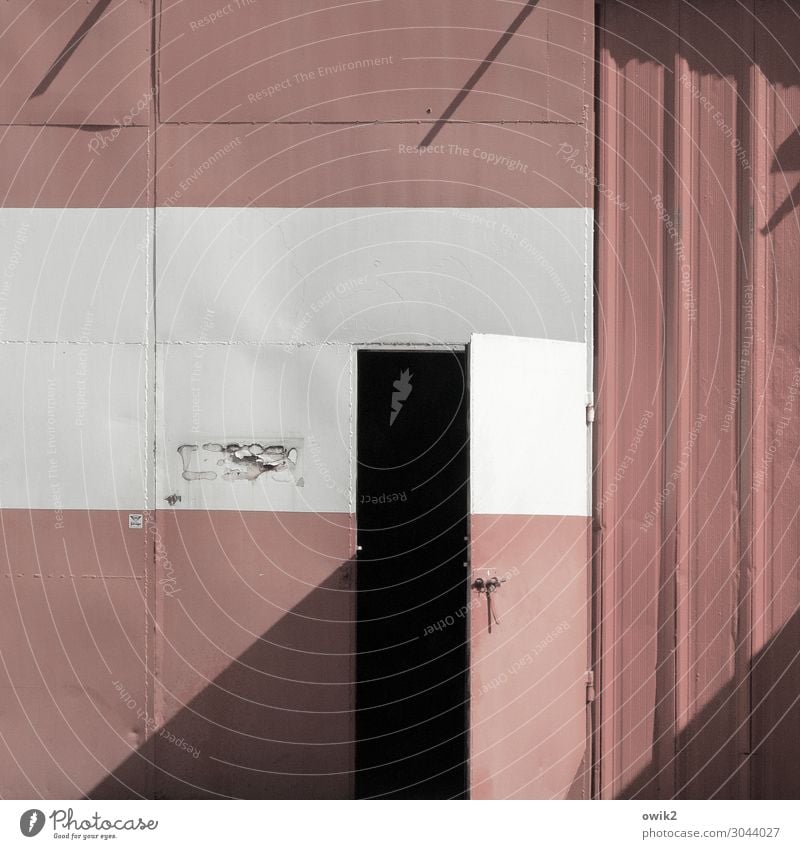 Tür und Tor Blech Metall alt grau rot schwarz weiß Ehrlichkeit offen einladend Risiko Farbfoto Gedeckte Farben Außenaufnahme Detailaufnahme Strukturen & Formen