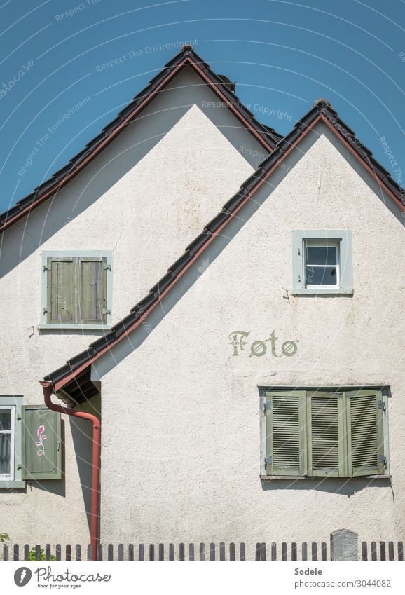 Foto Haus Fotografie Dienstleistungsgewerbe Schönes Wetter Kleinstadt Gebäude Fassade Dachrinne Schriftzeichen alt authentisch retro trist Verfall Vergangenheit