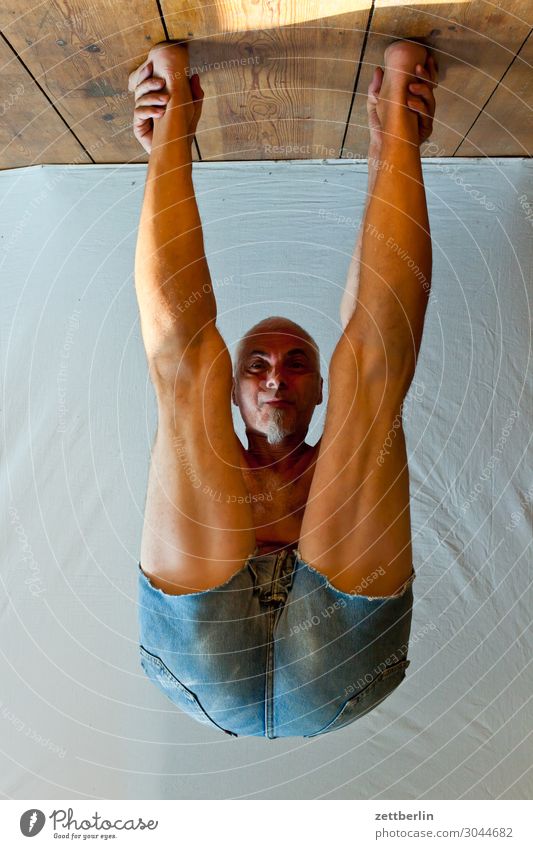 Abhängen beweglich anpassungsfähig Turnen Versuch Mann Mensch Sport stehen beugen Biegung Kopfstand Binde- und Stützgewebe Yoga kopfvoran Gesicht Porträt