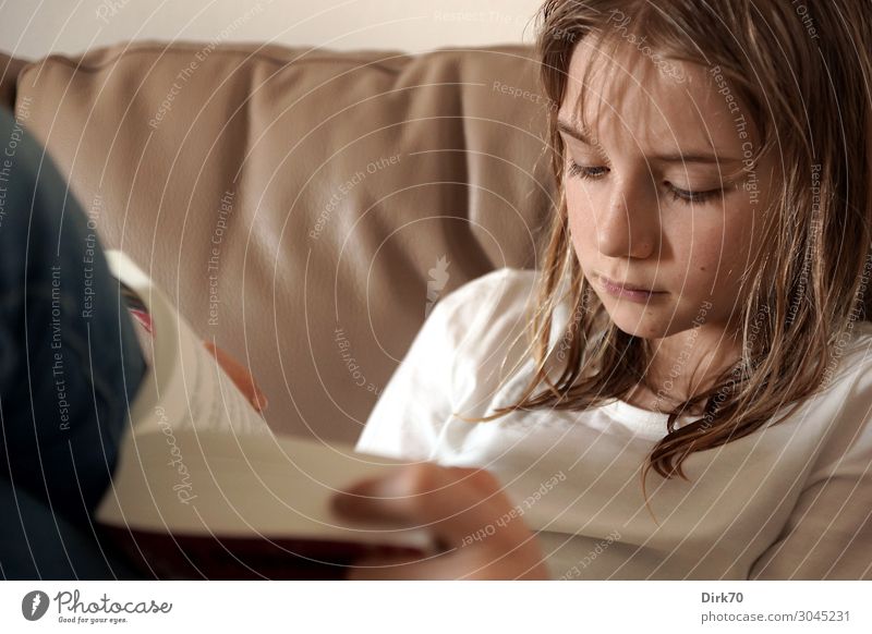 Lesen bildet! Junges Mädchen lesend auf dem Sofa. Freizeit & Hobby Häusliches Leben Wohnung Wohnzimmer Bildung Kind lernen Mensch feminin Kindheit 1 8-13 Jahre