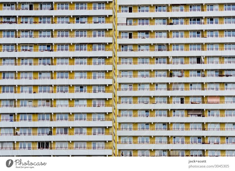 monoton wohnen Funktionalismus Marzahn Wohnhochhaus Plattenbau Fassade Fenster authentisch eckig hässlich ästhetisch Stil DDR Gedeckte Farben Architektur trist