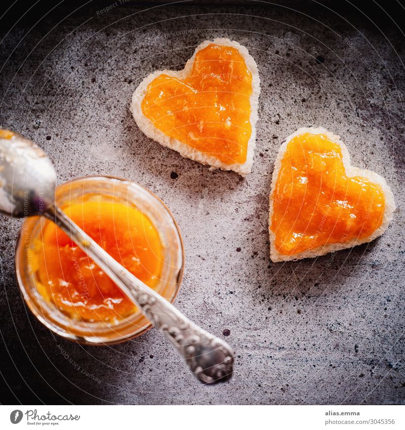 Aprikosen Marmelade Frucht Brot Ernährung Essen Frühstück Gesunde Ernährung Herz Liebe lecker süß orange herzförmig Toastbrot rustikal Essen zubereiten Speise
