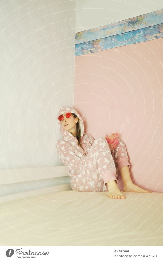 teenager Teenager Jugendliche Mädchen jung doof verrückt Kuschelecke Bett Müdigkeit ausruhen grübeln faulenzen Langeweile Kindheit Sonnenbrille Schlafanzug