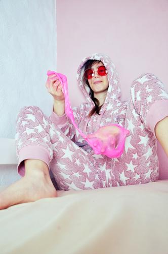 crazy Teenager Jugendliche Junge Frau Kindheit doof verrückt bescheuert Freude frech rosa Stern (Symbol) Bett gemütlich Spielen Sonnenbrille Schlafanzug grinsen