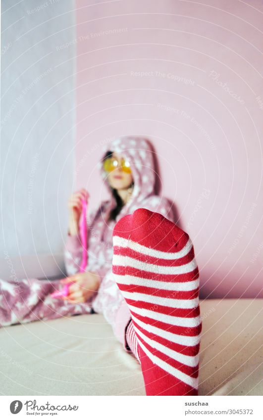 gestreifte sockenträgerin Teenager Jugendliche Junge Frau Kindheit doof verrückt bescheuert Freude frech rosa Bett gemütlich Spielen Sonnenbrille Schlafanzug