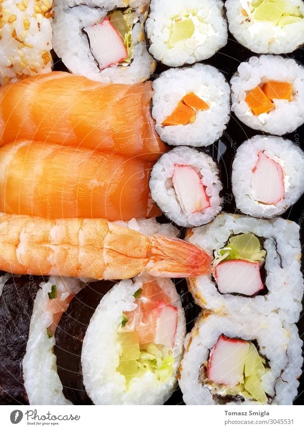 Frische, köstliche, gut zubereitete Sushi-Rollen von oben gesehen. Fisch Meeresfrüchte Mittagessen Abendessen Diät Teller Restaurant Kultur Rudel frisch lecker