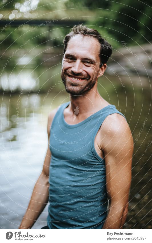 Porträt eines lächelnden Mannes, der in der Mitte eines Flusses steht 30s Erwachsener Vollbart sorgenfrei lässig Kaukasier heiter Selbstvertrauen selbstbewusst