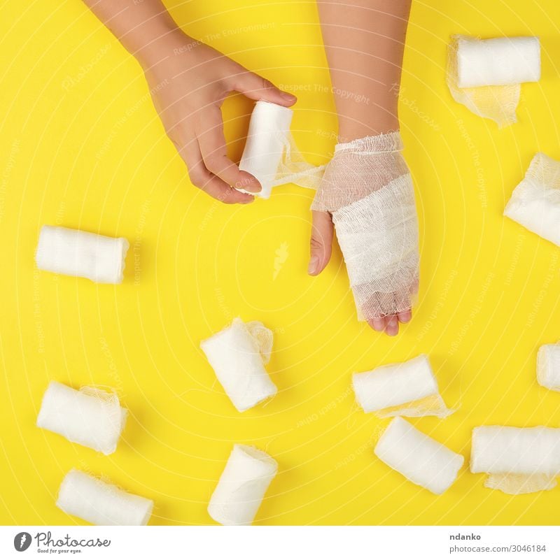 rechte Hand mit weißer Gazebinde umwickelt Körper Gesundheitswesen Behandlung Krankheit Medikament Mensch Frau Erwachsene Arme Finger Sauberkeit gelb Schutz