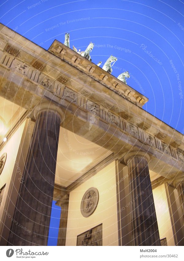 Brandenburger Tor Architektur Berlin Beleuchtung einheitlich Säule