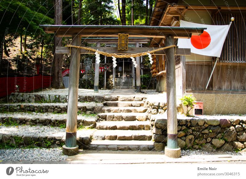 Japan Torii Gebäude Architektur Tempel O-Torii Tor Sehenswürdigkeit Fahne Ferien & Urlaub & Reisen Religion & Glaube Farbfoto Außenaufnahme