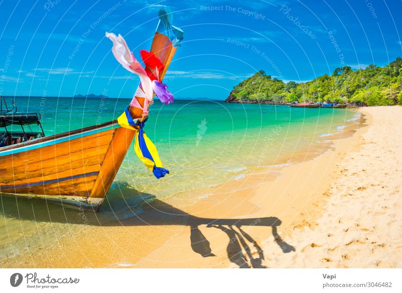 Blick auf das traditionelle thailändische Longtailboot am Sandstrand Lifestyle exotisch schön Erholung Ferien & Urlaub & Reisen Tourismus Ausflug Kreuzfahrt