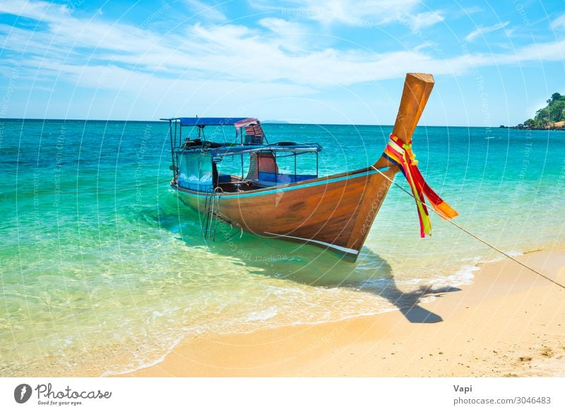 Blick auf das traditionelle thailändische Longtailboot am Sandstrand Lifestyle exotisch schön Erholung Freizeit & Hobby Ferien & Urlaub & Reisen Tourismus